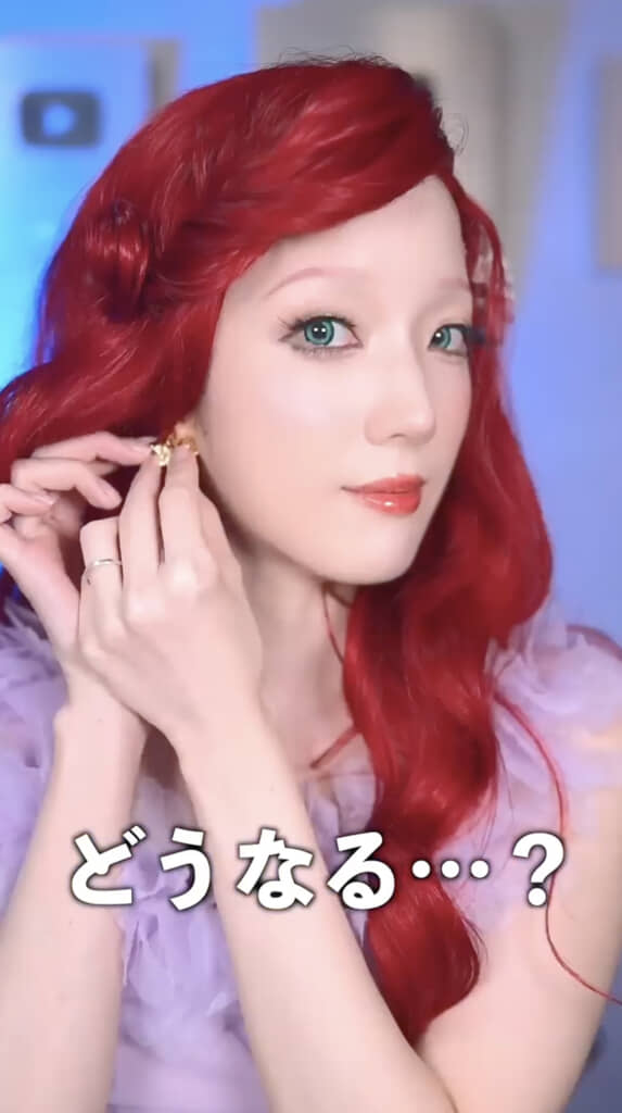 髪やアクセサリーを整えると……