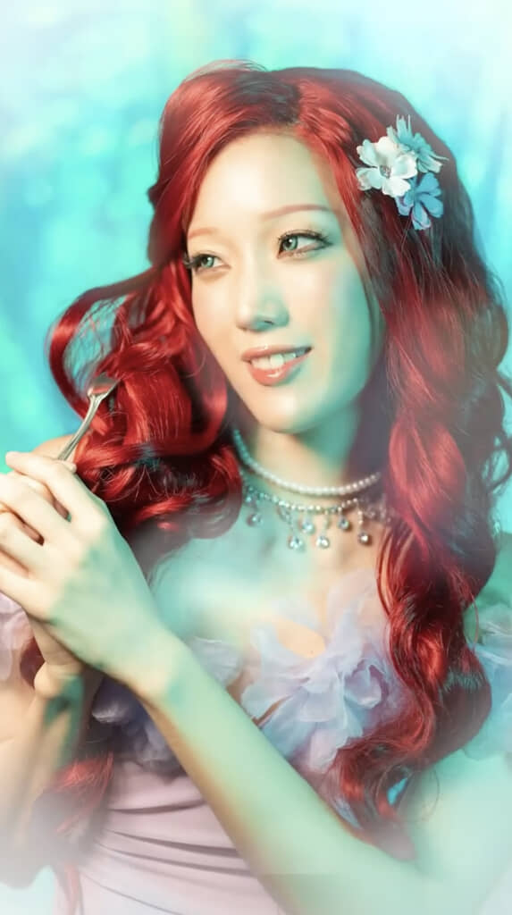 フォーク（カミスキー）で髪をとかすシーンも