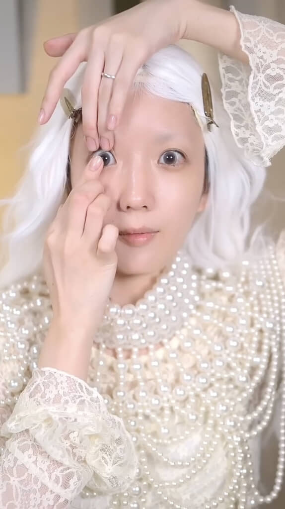 グレー系のカラコンをチョイス