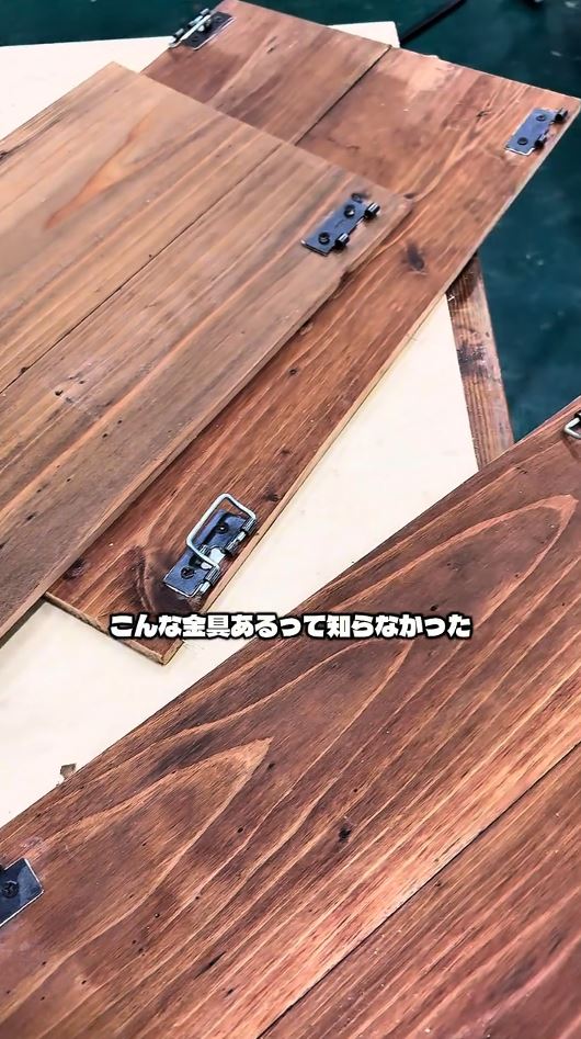 会場で組み立てられるように金具を付ける