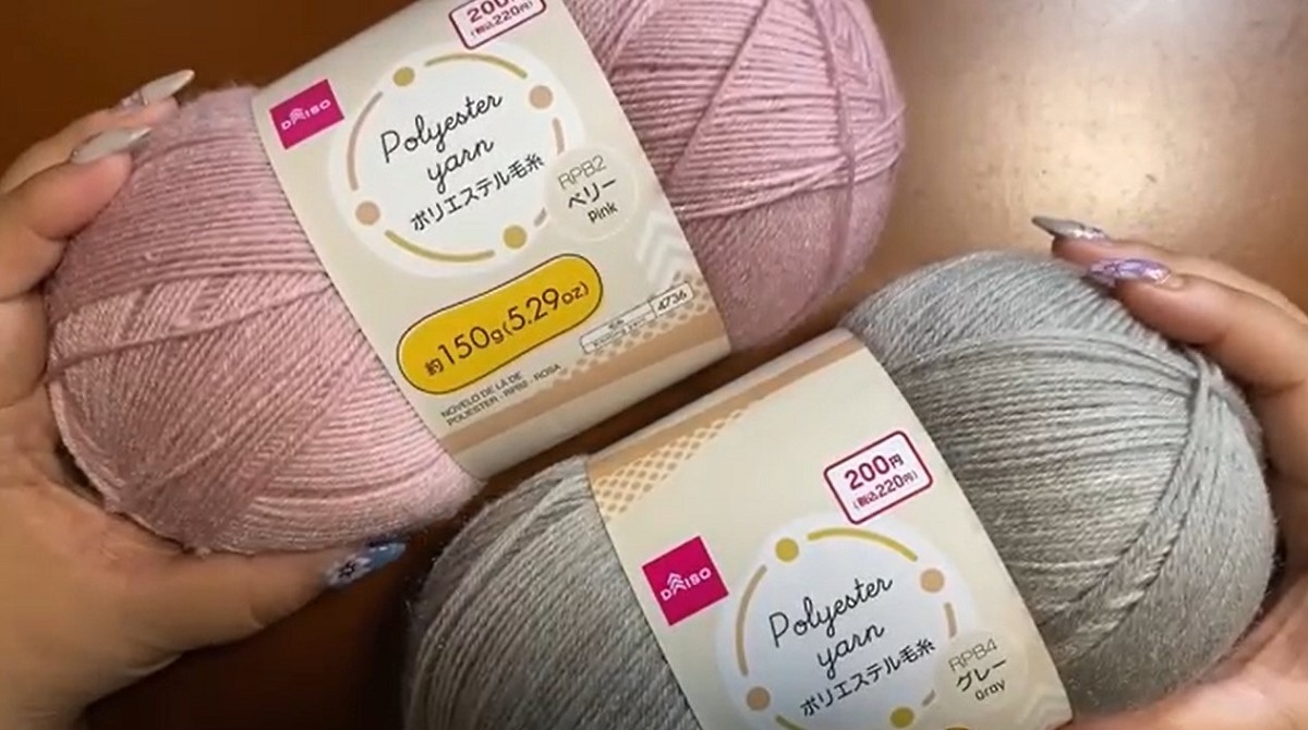「400円に見えない」ダイソーのでっかい毛糸2玉で作った“おしゃれな大作”に感動　「簡単なのに可愛い」（1/3） | ライフスタイル ねとらぼ