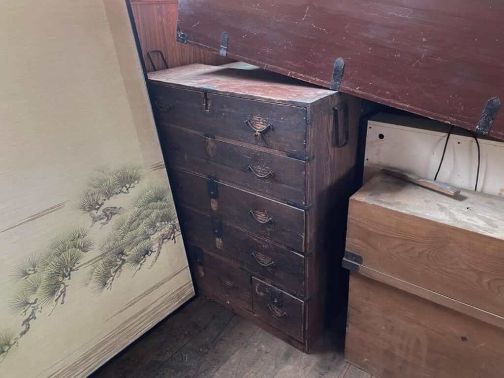 水屋箪笥の上部と組み合わせたもう1つのたんす