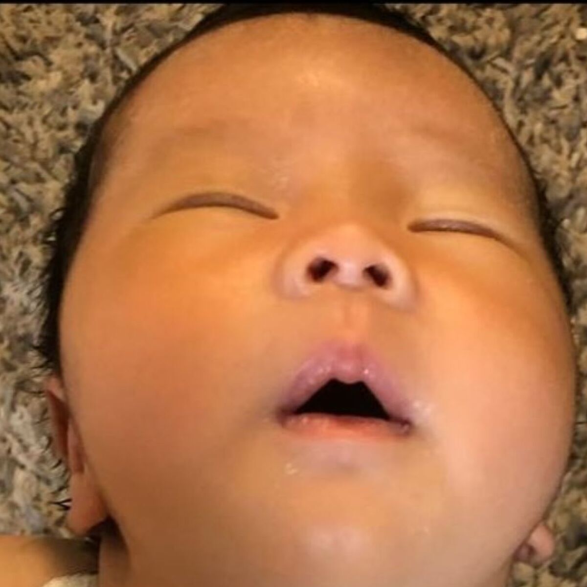 祖母に「なんか首長ない？」と言われた赤ちゃん→予期せぬ“まさかの姿”に「待ってww」「将来モデルになれそう」 | 育児 ねとらぼ