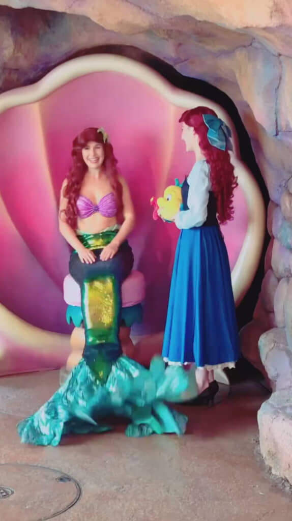 アリエルと談笑する女性