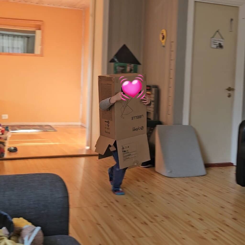 段ボールでロボットになっている長男くん
