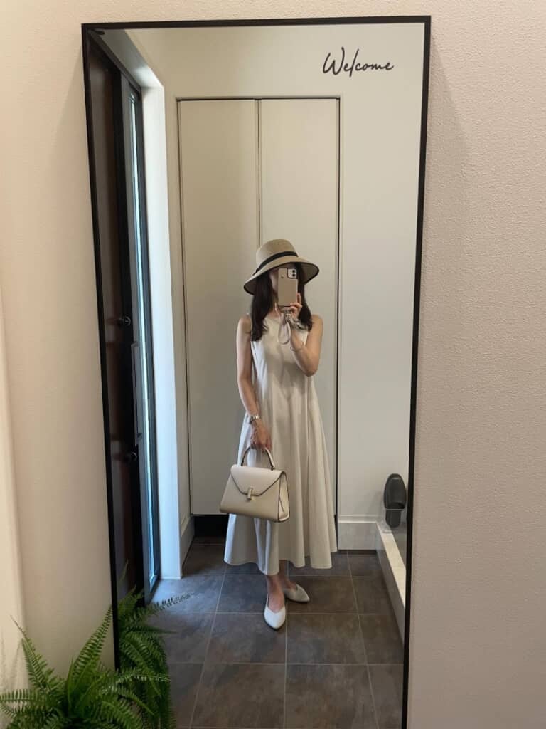 夏らしいシックなワンピース