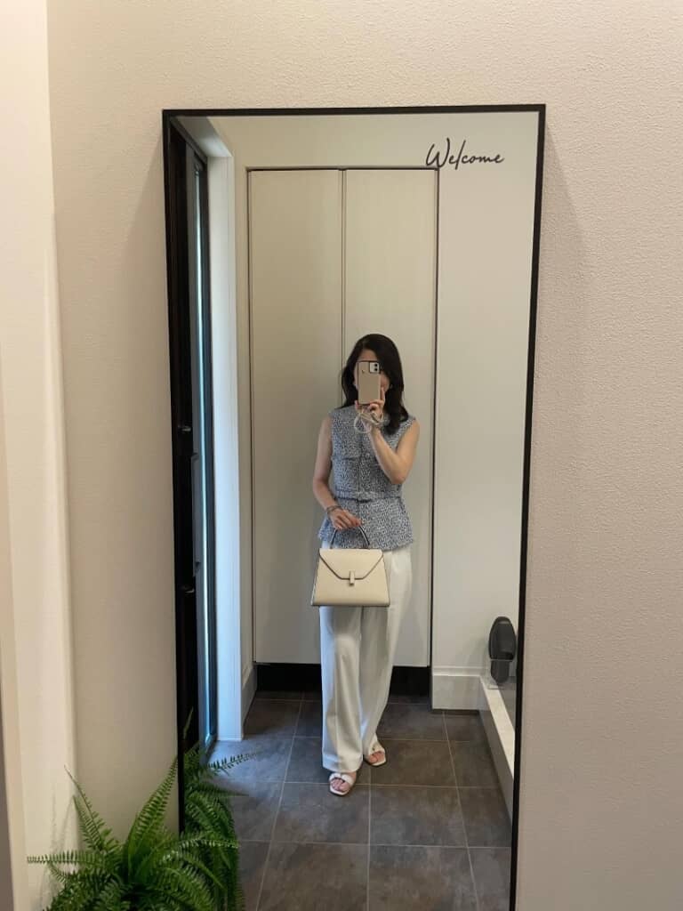 ZARAのトップスと白いワイドパンツで爽やかに