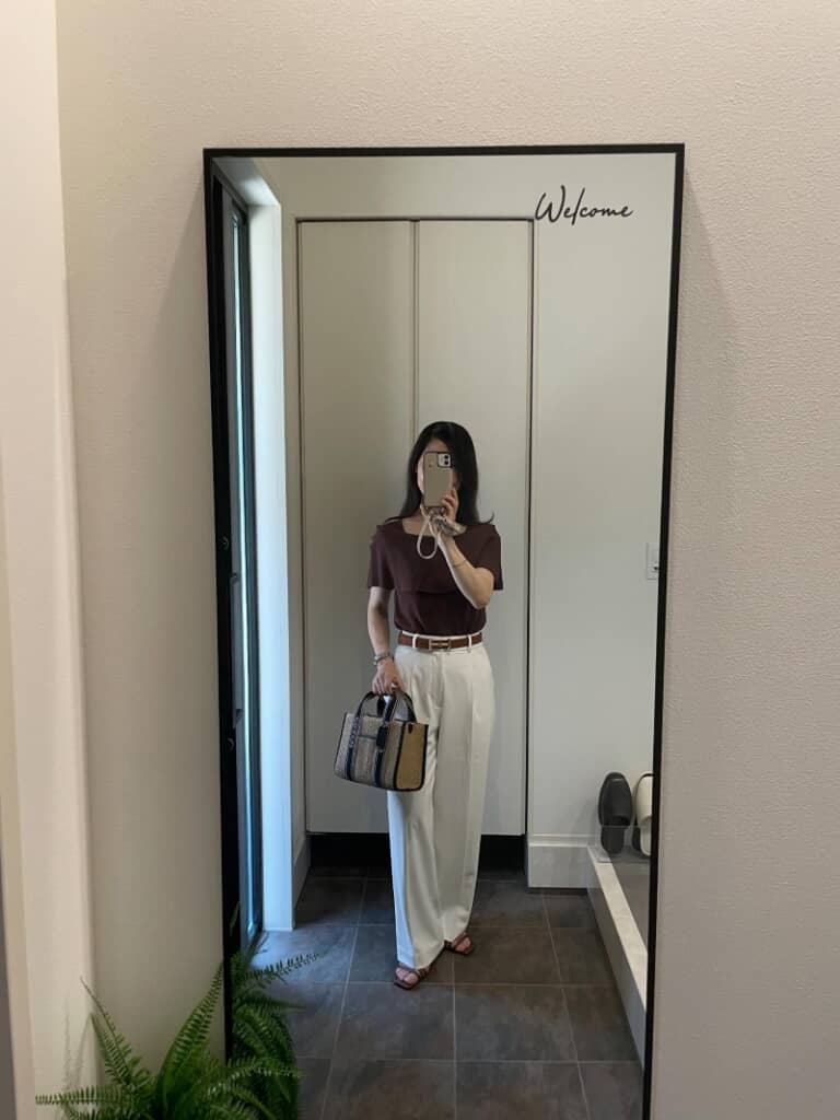 シンプルで上品なパンツコーデ