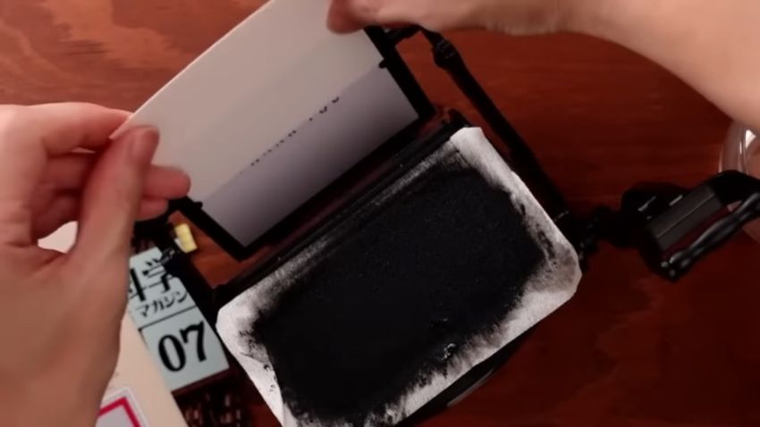 紙をセットする様子