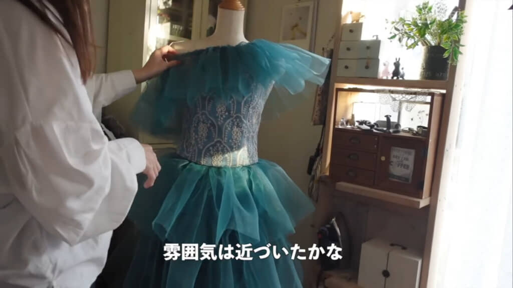 だんだん完成に近づいてきました（レースありのビスチェは記念として映像に残しています）