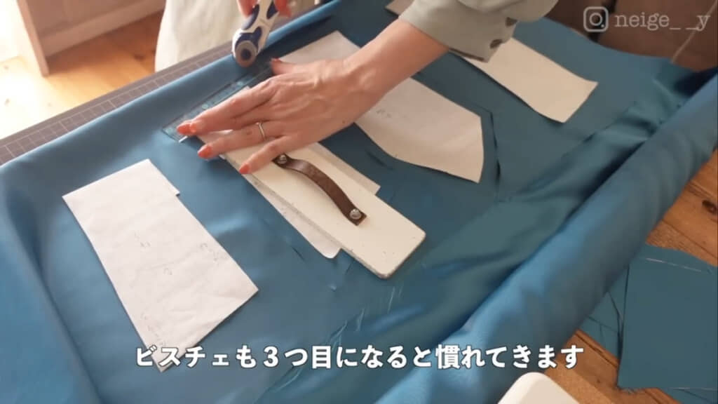 仮縫いから含めて3回目のビスチェ作りです