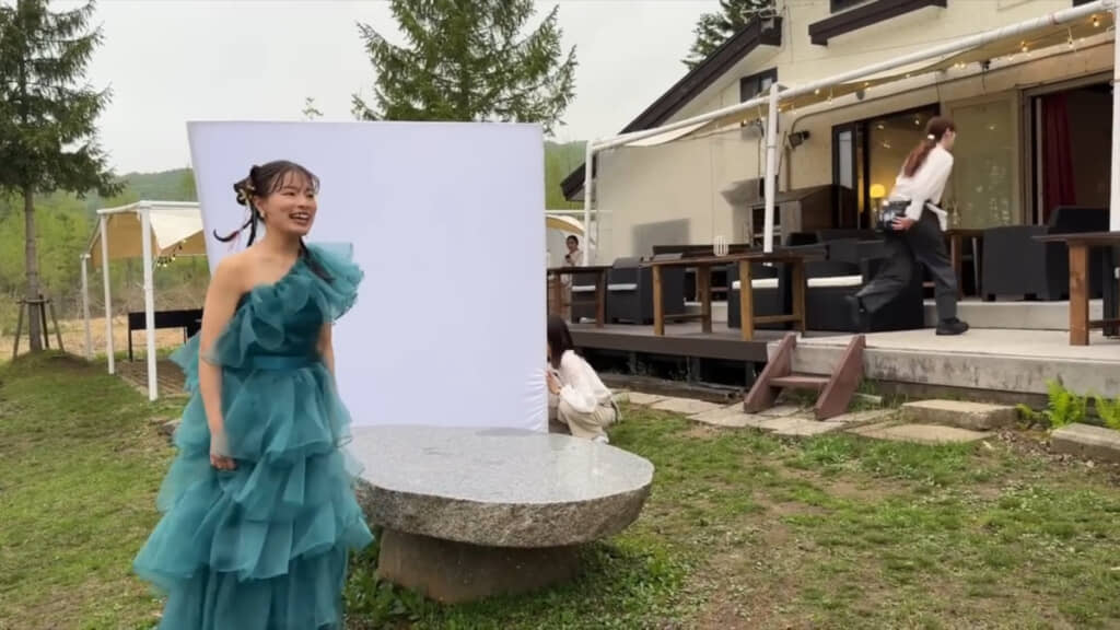 完成した“母の手作りドレス”を着た娘さん