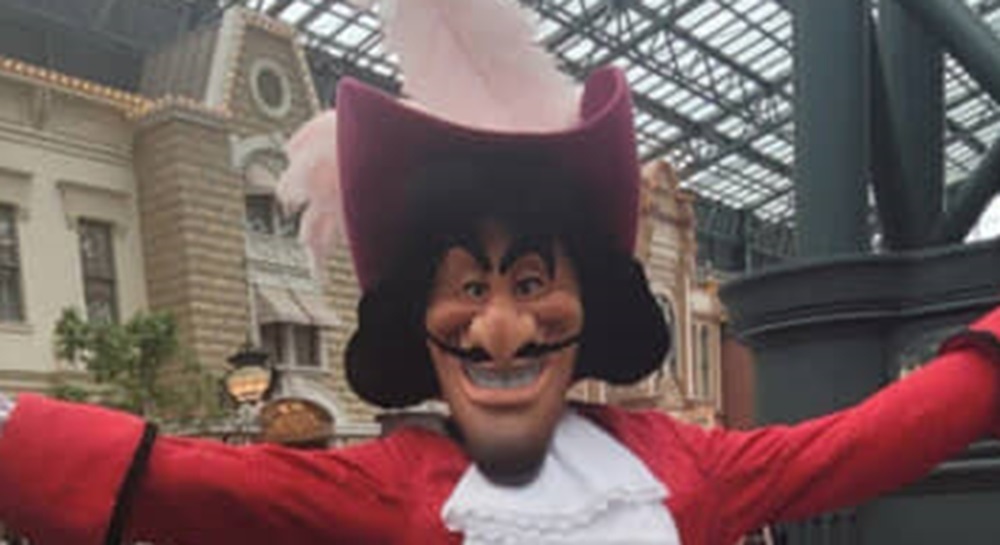 ディズニーで撮った“フック船長”→影をよく見たら……「鳥肌立った、、、」　衝撃の“奇跡の1枚”に「す、すげぇ」「こんなことあるww？？？？」（1/2） | ディズニー ねとらぼ