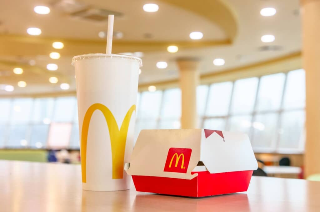 子どもたち「マックが食べたい！」（出典：PIXTA）