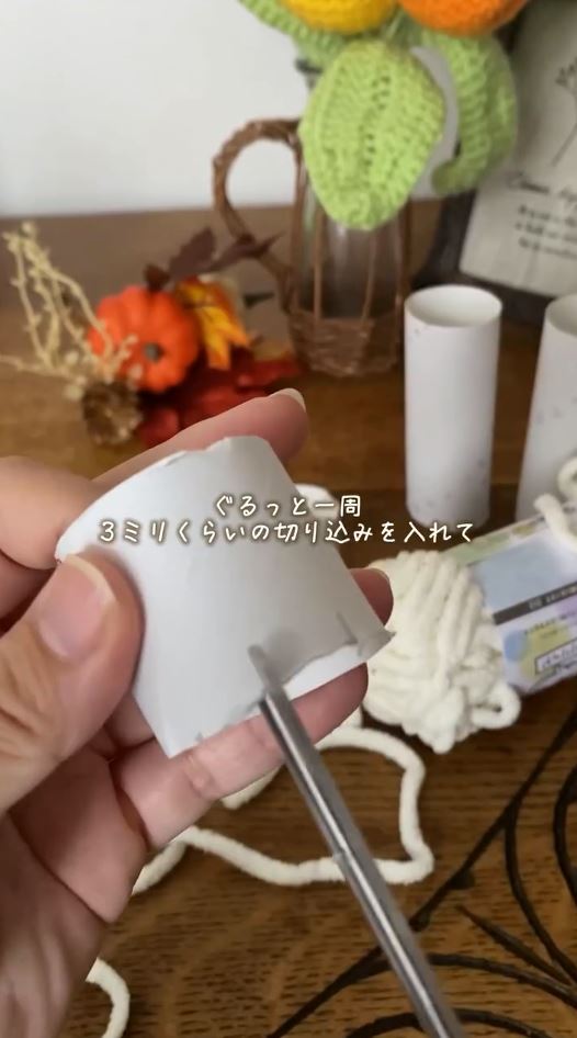 カットした芯にハサミで切れ込みを入れる