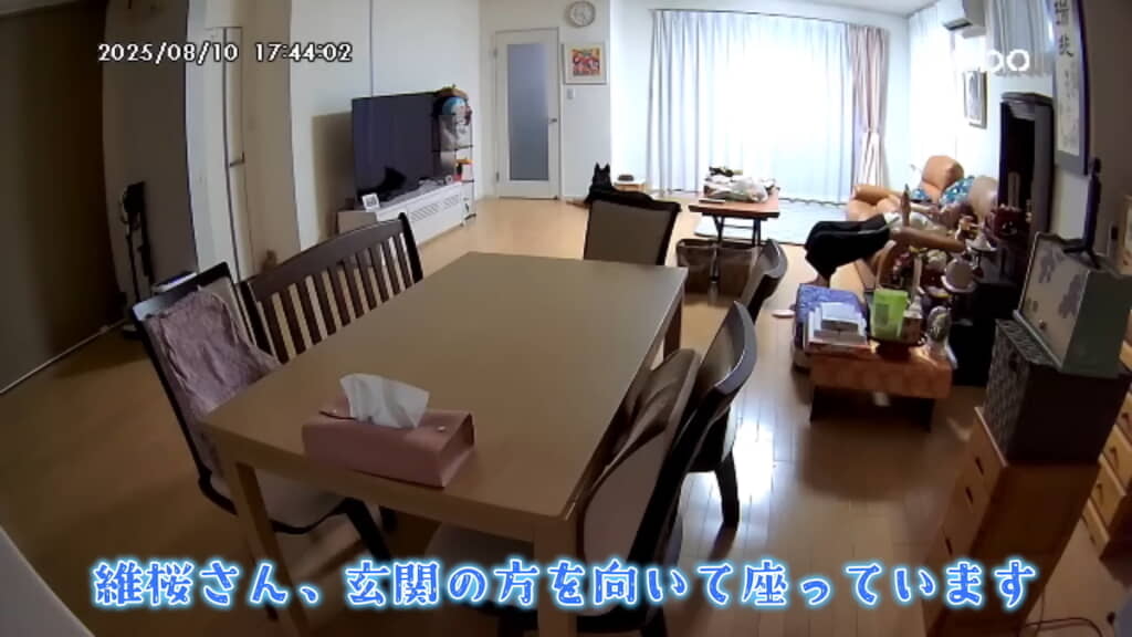 おばあちゃんが休憩中、維桜さんは玄関前でじっと座っていた