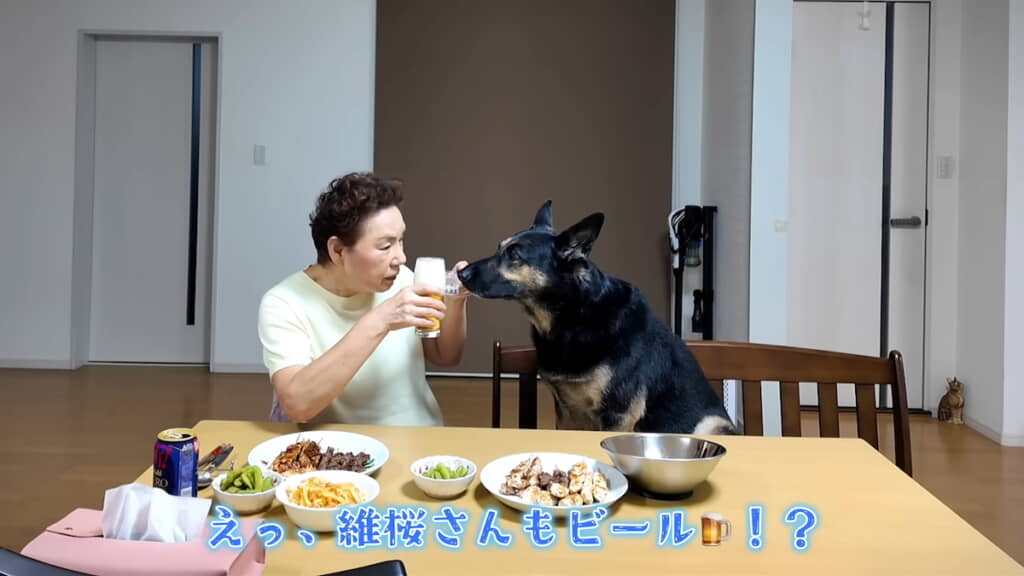 おばあちゃんのビールと鶏肉のゆで汁で乾杯！