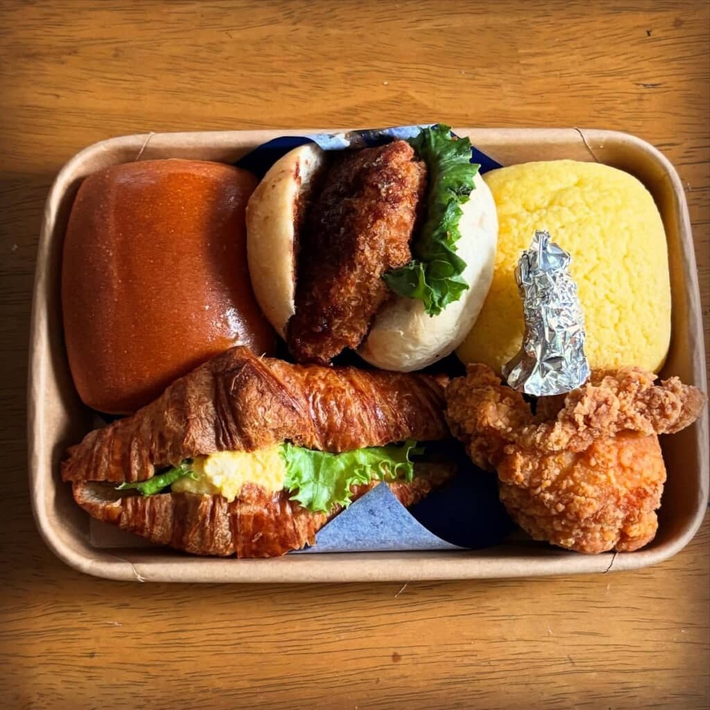 箱からあふれているパンたち