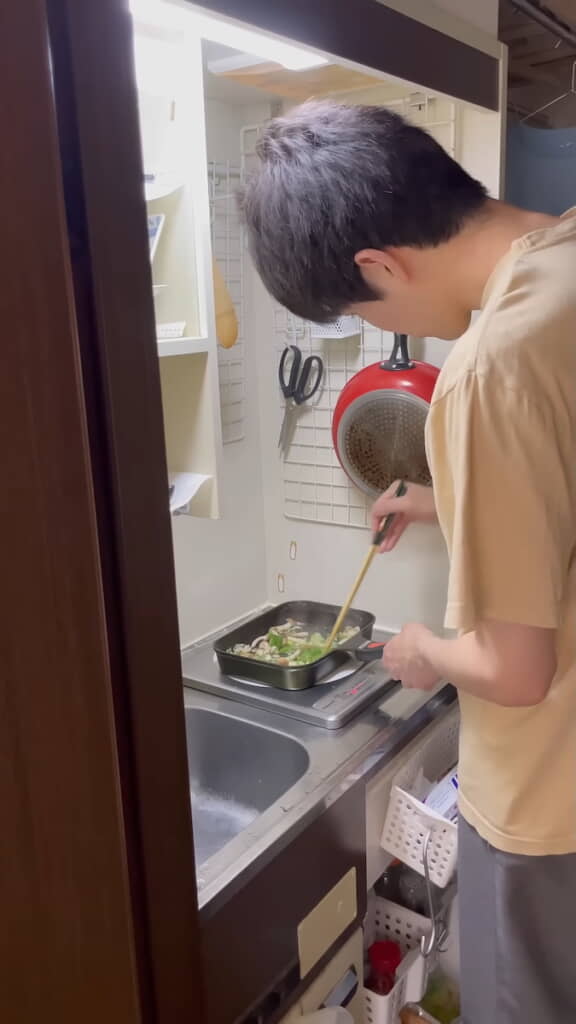 ニンニク、シメジ、ピーマン、長ネギを炒める