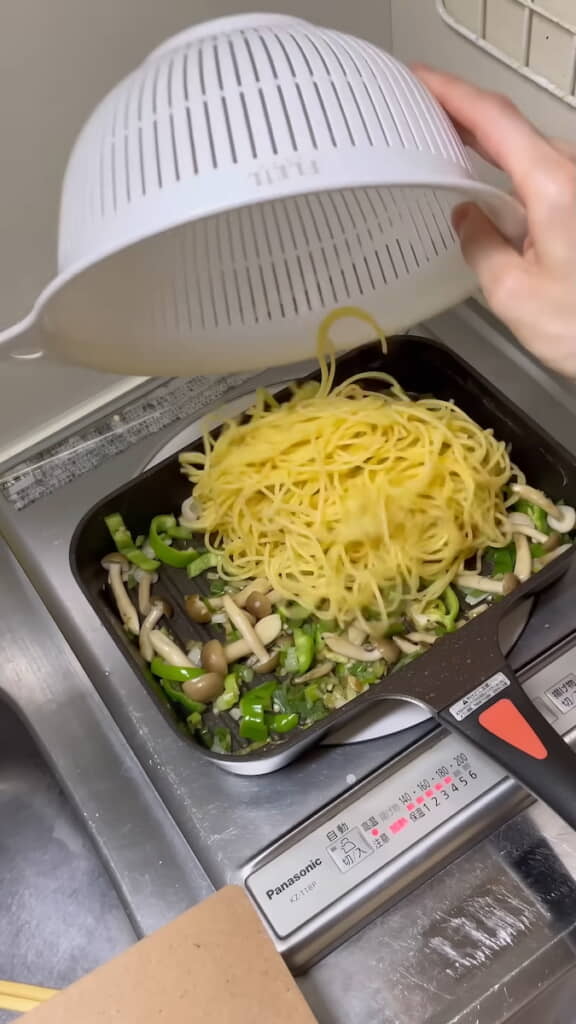 茹でたパスタを投入