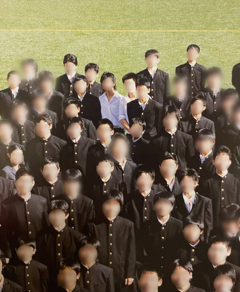 卒業写真で学ランを忘れた男子2人組