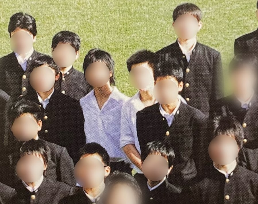 卒業写真で学ランを忘れた男子2人組