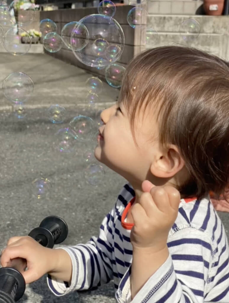 シャボン玉にご満悦