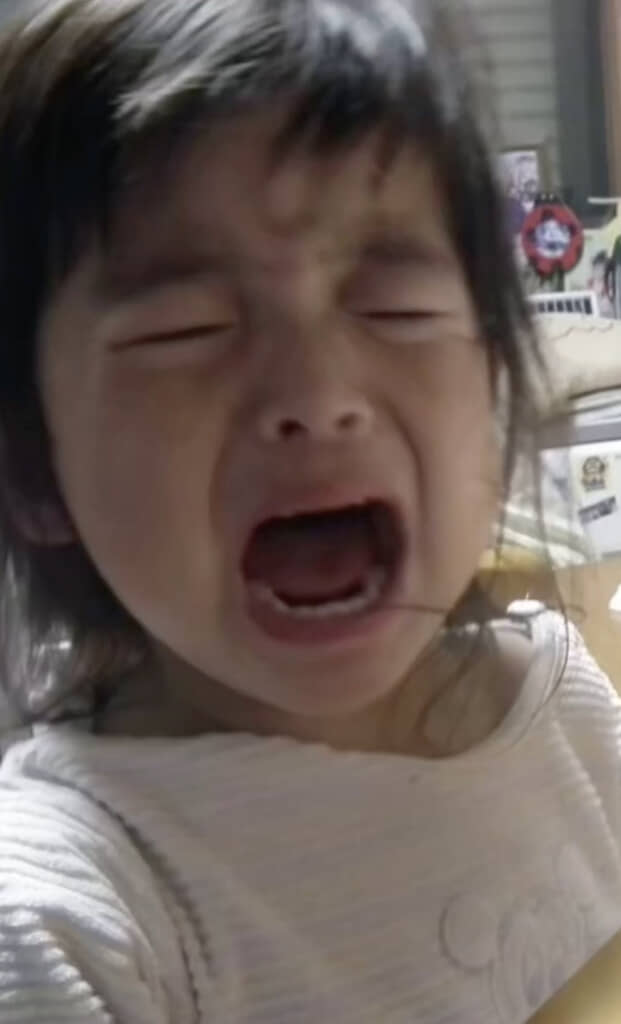 号泣する幼いころのゆうめさん
