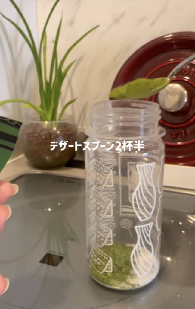 デザートスプーンで抹茶パウダーをすくっているシーン。
