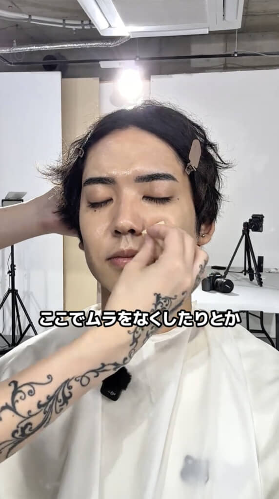 しっかりスポンジでたたき込んでムラをなくします