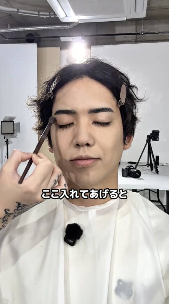 眉下にシェーディングを入れます