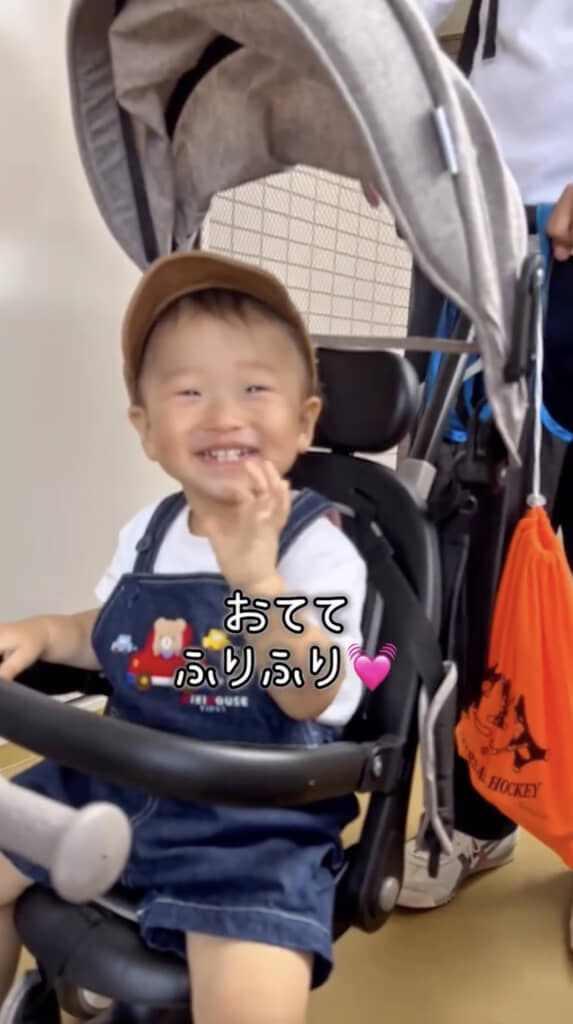 一生懸命手を振ってくれます