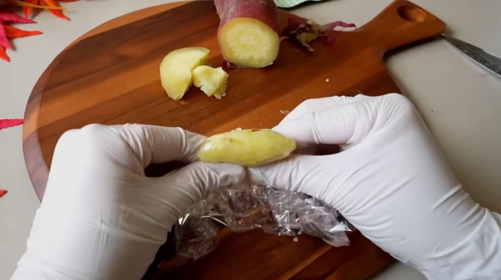 さつまいもをラップで包む