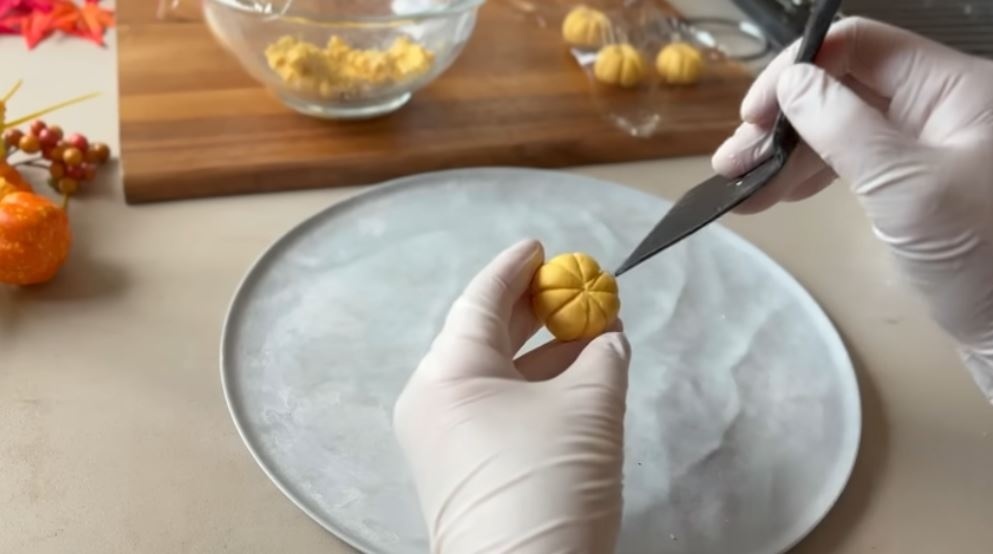 ヘラで模様を付ける