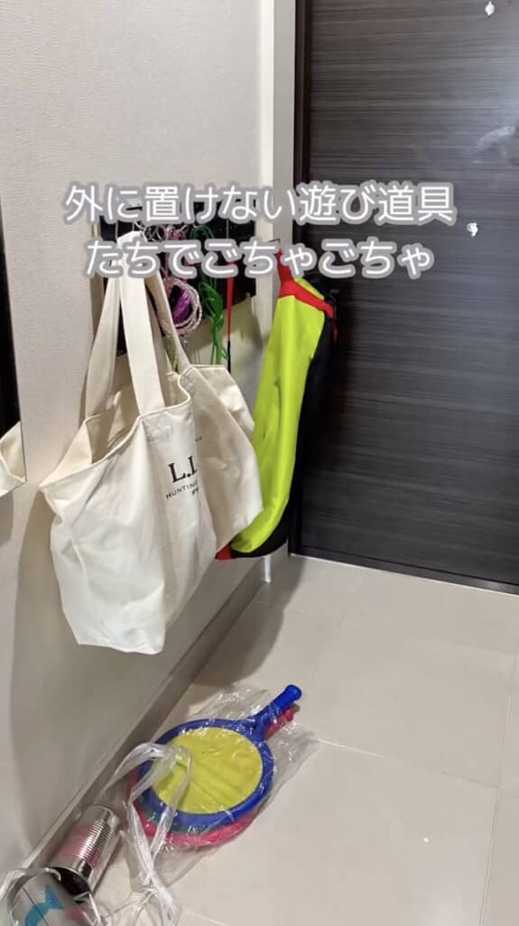 遊び道具でごちゃごちゃな玄関