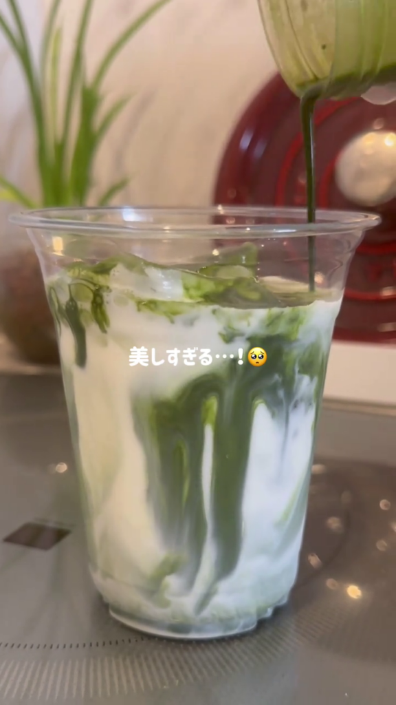 先ほど作った抹茶ベースと混ぜ合わせます