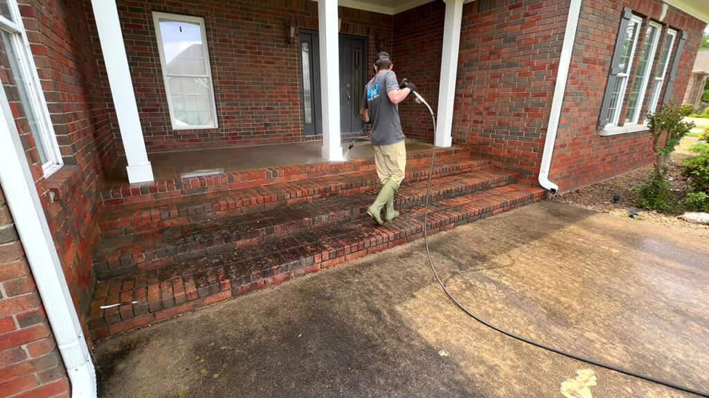 長年の汚れが蓄積し、本来の色が分からなくなってしまった階段