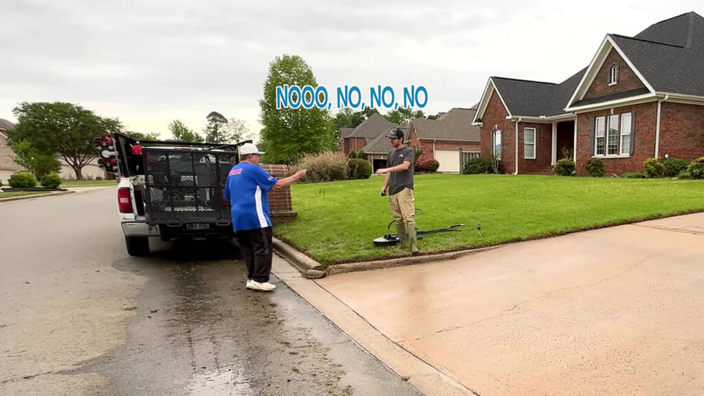 感謝の気持ちを伝えようとする家主と、それを固辞するスペンサーさん