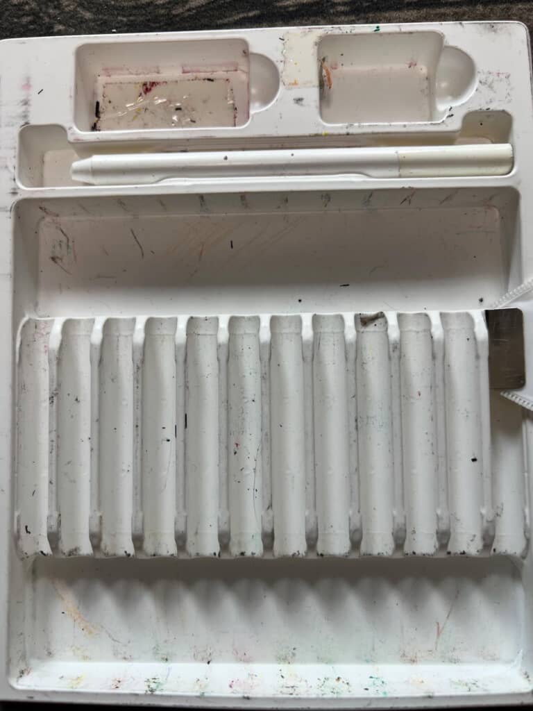 一瞬全滅かと思わされるクーピーのケース。上のほうにひっそり白が1本あるけれど、白1本あってもなあ……