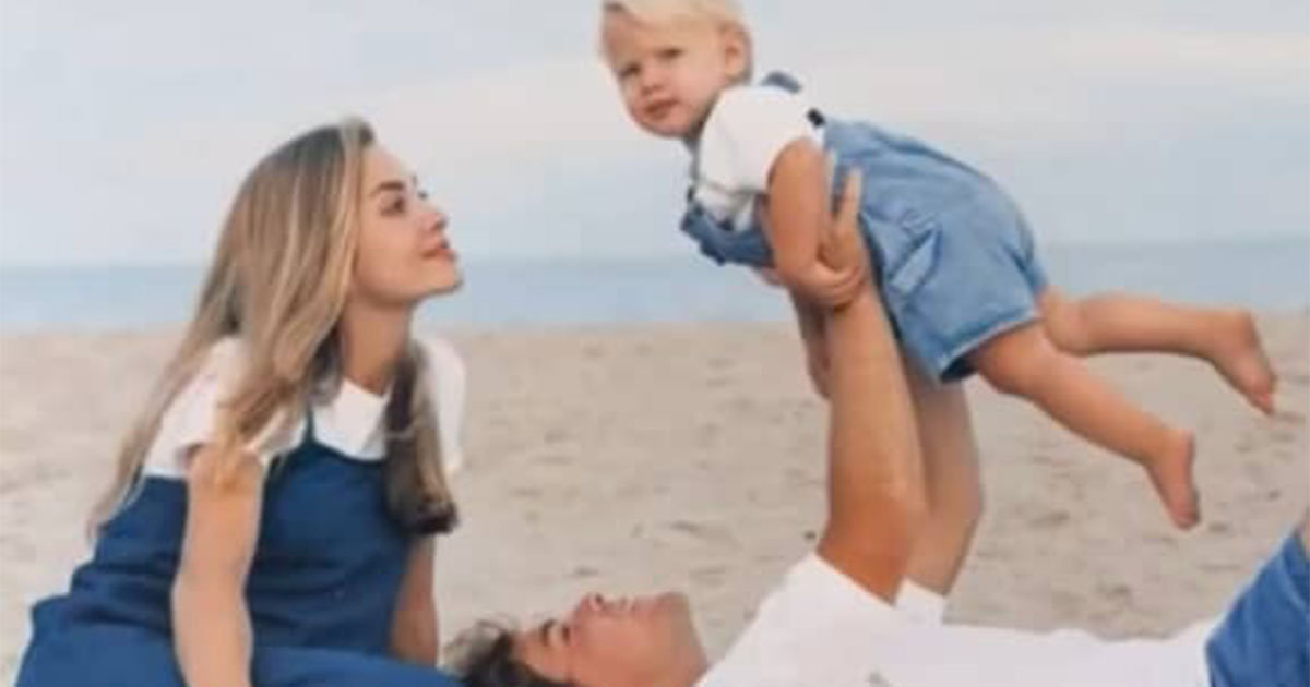 海辺で赤ちゃんを抱き上げるパパとママ→約30年後……「うおおお～」　同じポーズで撮った“現在の姿”が1600万再生【海外】（1/2） | ライフスタイル ねとらぼ