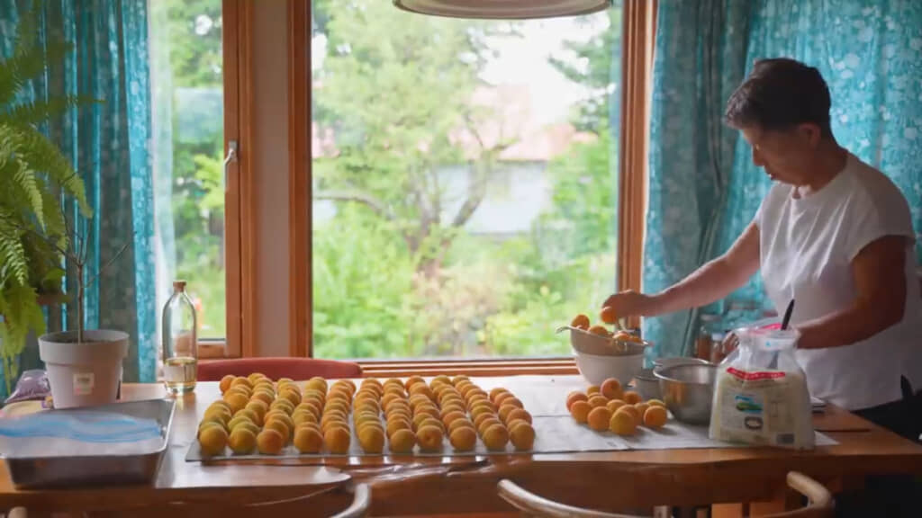 10キロ分の梅のヘタを取って洗うお母さん