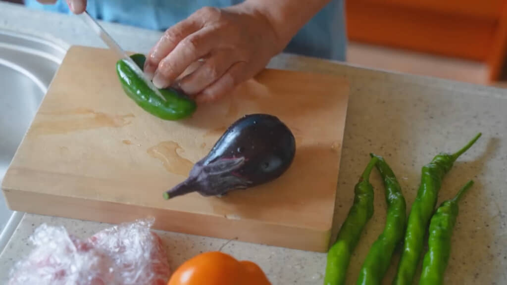 その日に庭で採れた野菜を使ってお昼ごはんを作ります