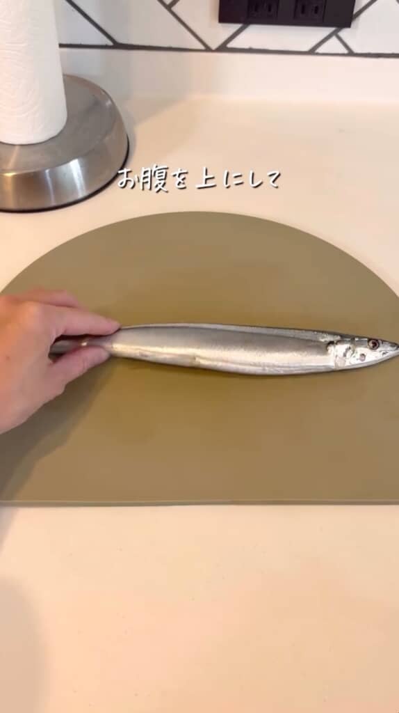 サンマの内臓をスルッと外す裏技を紹介