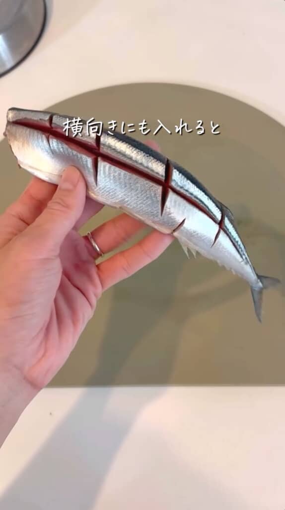 サンマをきれいに食べるなら横に切り込みを入れると良いそう