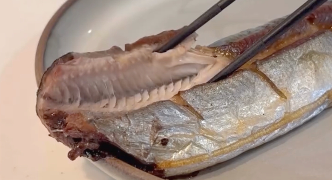 サンマの内臓がスルッと取れる　3児のママが披露した裏技が600万再生　「参考になる」「やってみます」（1/2） | グルメ ねとらぼ