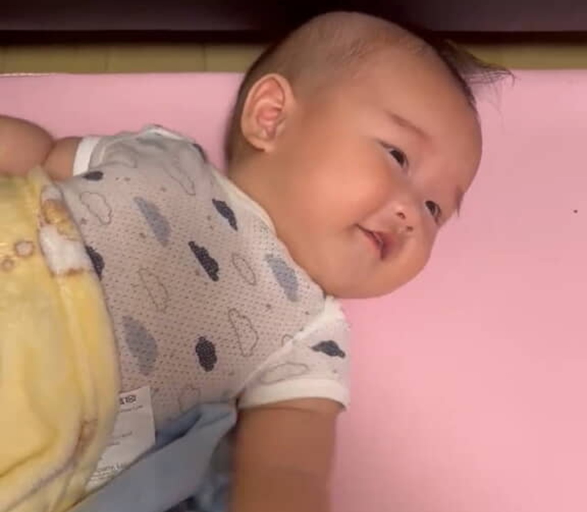 笑顔の4カ月赤ちゃんにママが手をあてて7秒後……「奇跡の子！」 驚きの