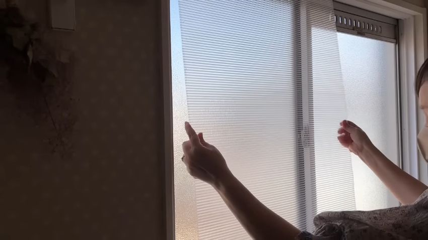 切り出したポリカボードをはめ込む