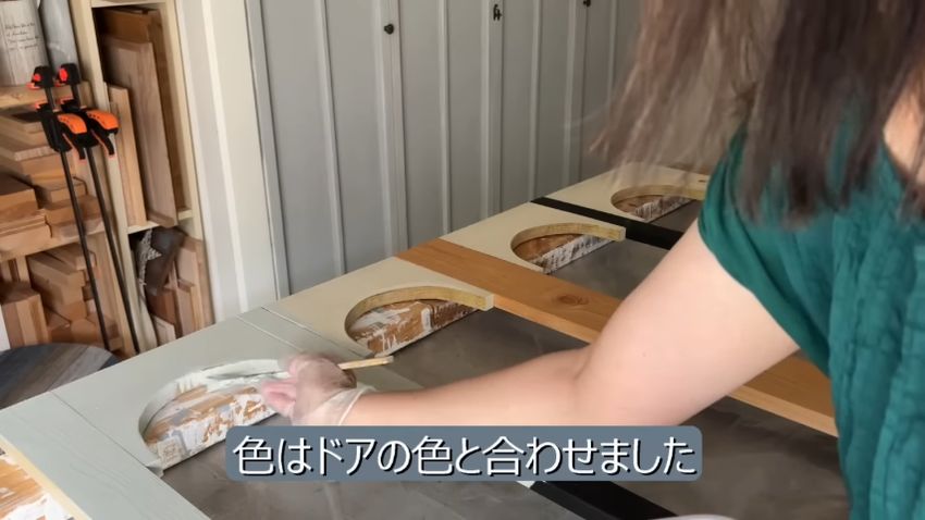ドアに合わせた色へ木枠を塗り替える