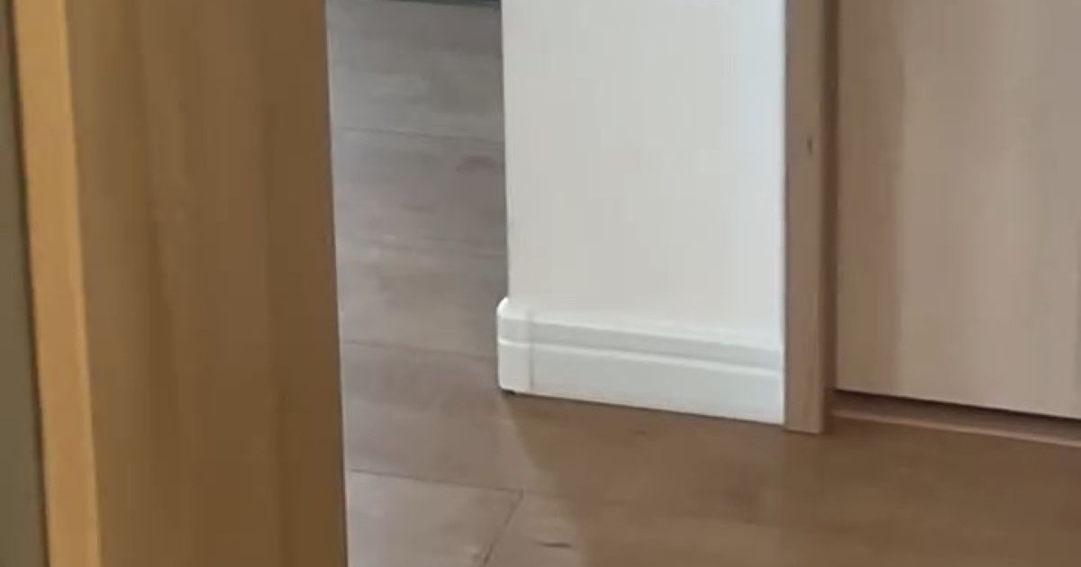 子どもが急に“静か”に→玄関を見に行った次の瞬間……　衝撃の光景に「どうしてここで」「30年前を思い出しました」（1/2） | 犬 ねとらぼ