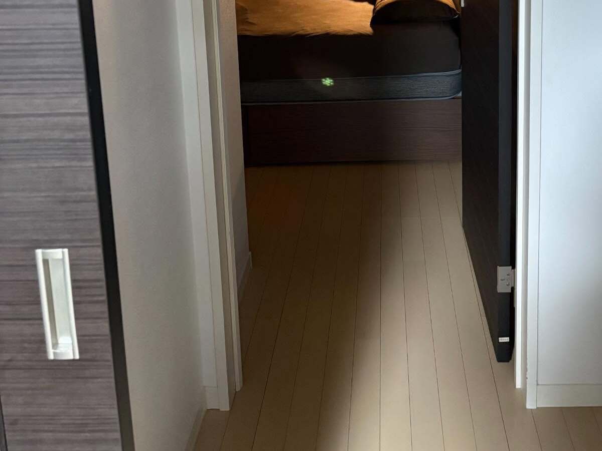 2カ月赤ちゃんが待つ寝室、ママがそーっと開けると……　「あかん」思わぬ姿が186万再生「笑っちゃう」「人生何周目かしら」 | 育児 ねとらぼ